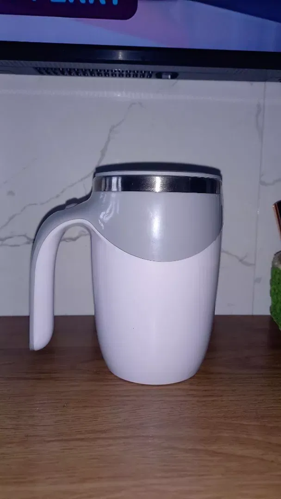 MixTherm Branca na frente da TV